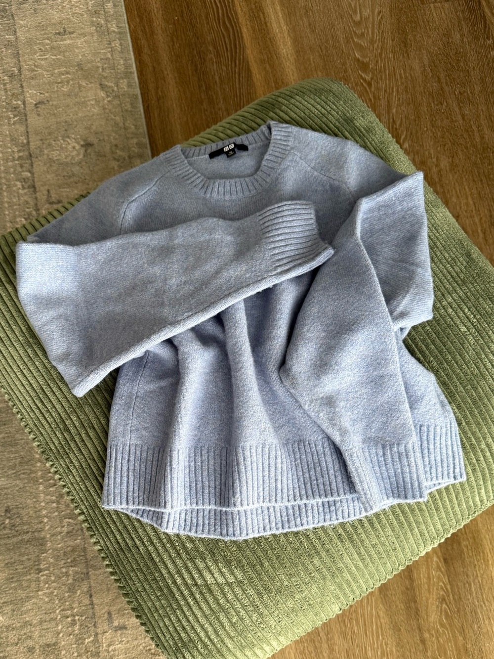 Uniqlo Classic Crewneck Women's Sweater in Light Blue